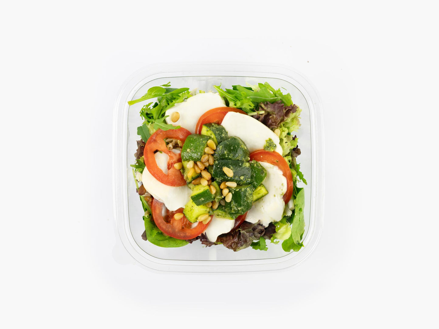 Salat mit Tomaten- und Mozzarellascheiben und Pesto-Zucchetti